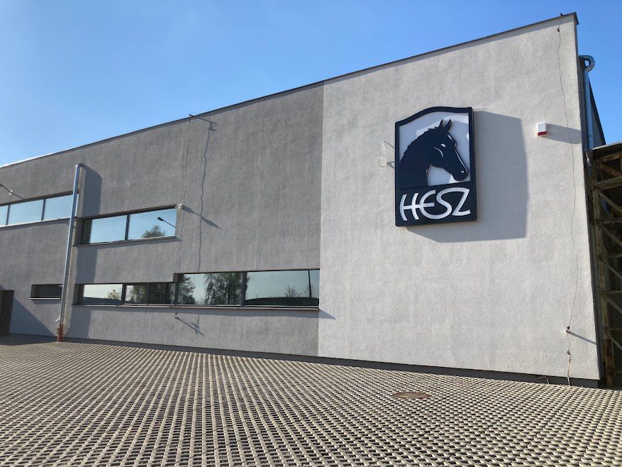 Följ med på ett besök hos Hesz – vår producent av stallinredning