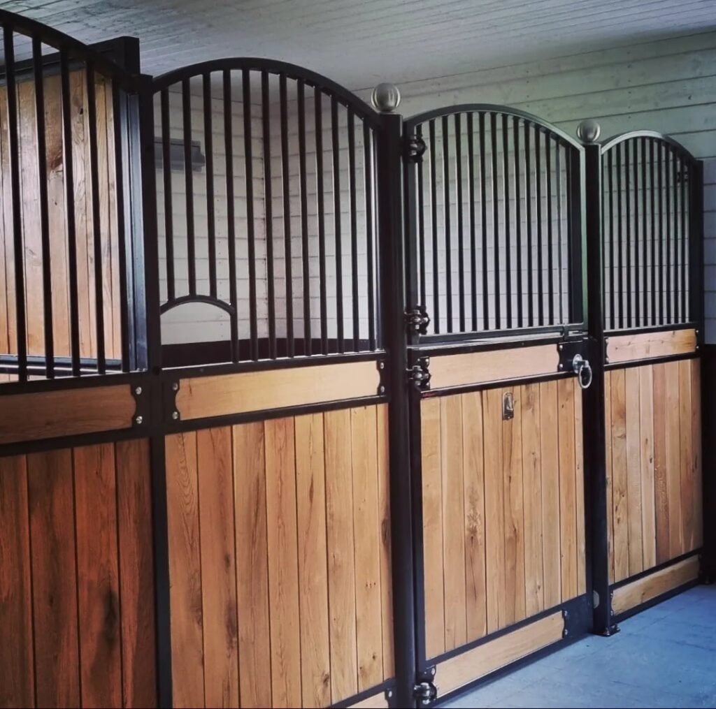 Riktigt fint stall med hästhotell.